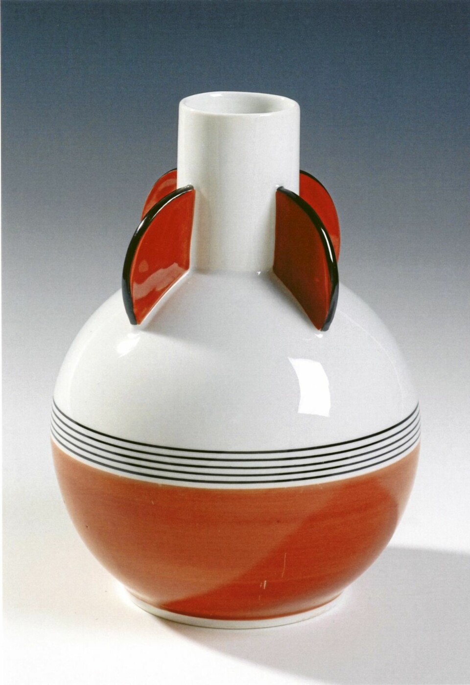 Nora Gulbrandsens arbeider er mangfoldige og mange. Her har vi trukket fram en vase i et geometriske Art deco-mønster.