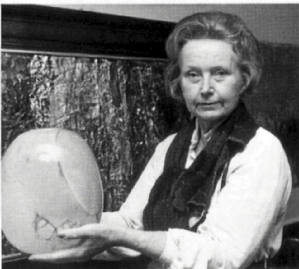 Benny Motzfeldt (1909-95)
Hun «lekte» med glassmaterialet og tok i bruk nye, spennende teknikker for å få fram spesielle effekter. Blant annet smeltet hun jernstrukturer inn i glasset. Se hennes arbeider på Nordenfjelske Kunstmuseum, www.nkim.no