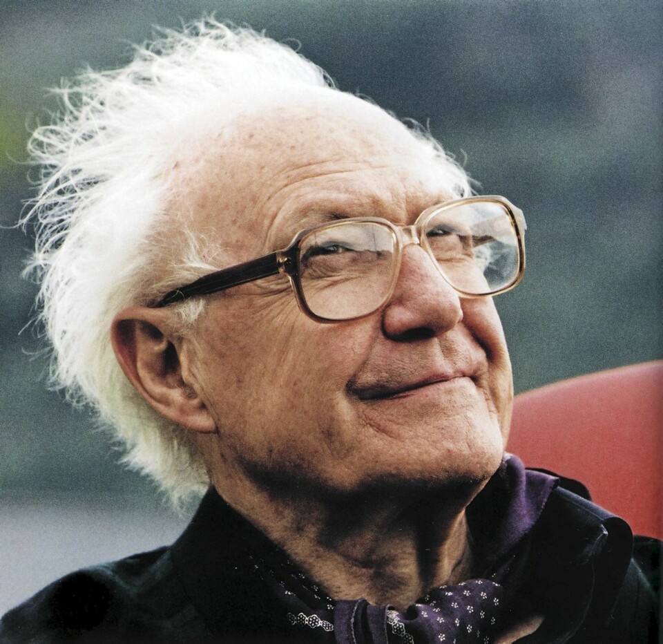 Alf Sture (1940-1995)
Ble hedret med både Kongens fortjenestemedalje i gull og Norsk Forms ærespris. Mange av hans komfortable, lett romantiske modeller er fortsatt i produksjon. www.tonning.no