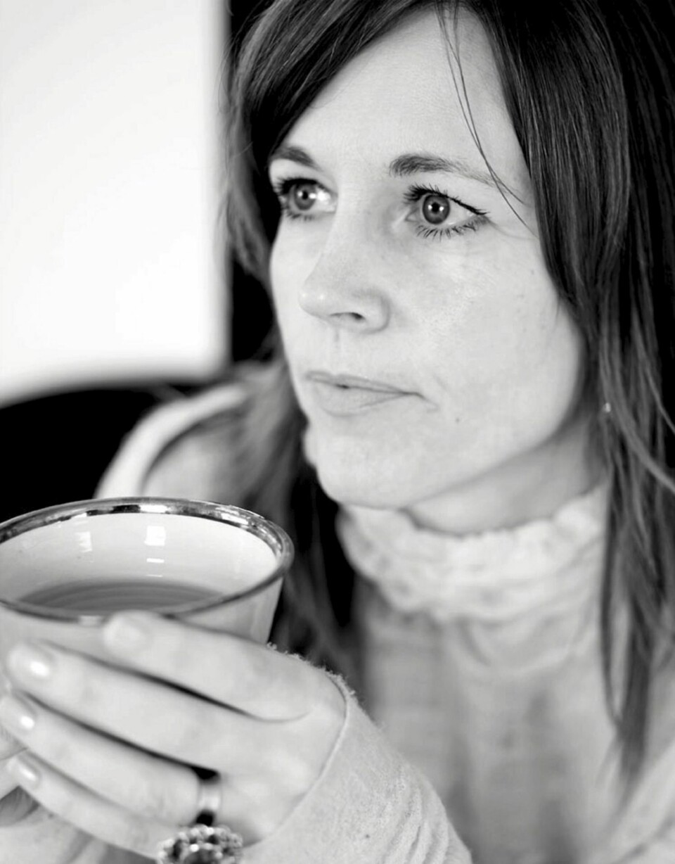 Kathinka Dysthe (1963 -)
Utsmykker både interiører og mennesker. Hun lager objekter både i glass, sølv, tekstil og stål - ofte i en lett og lekende estetikk. www.magnor.no