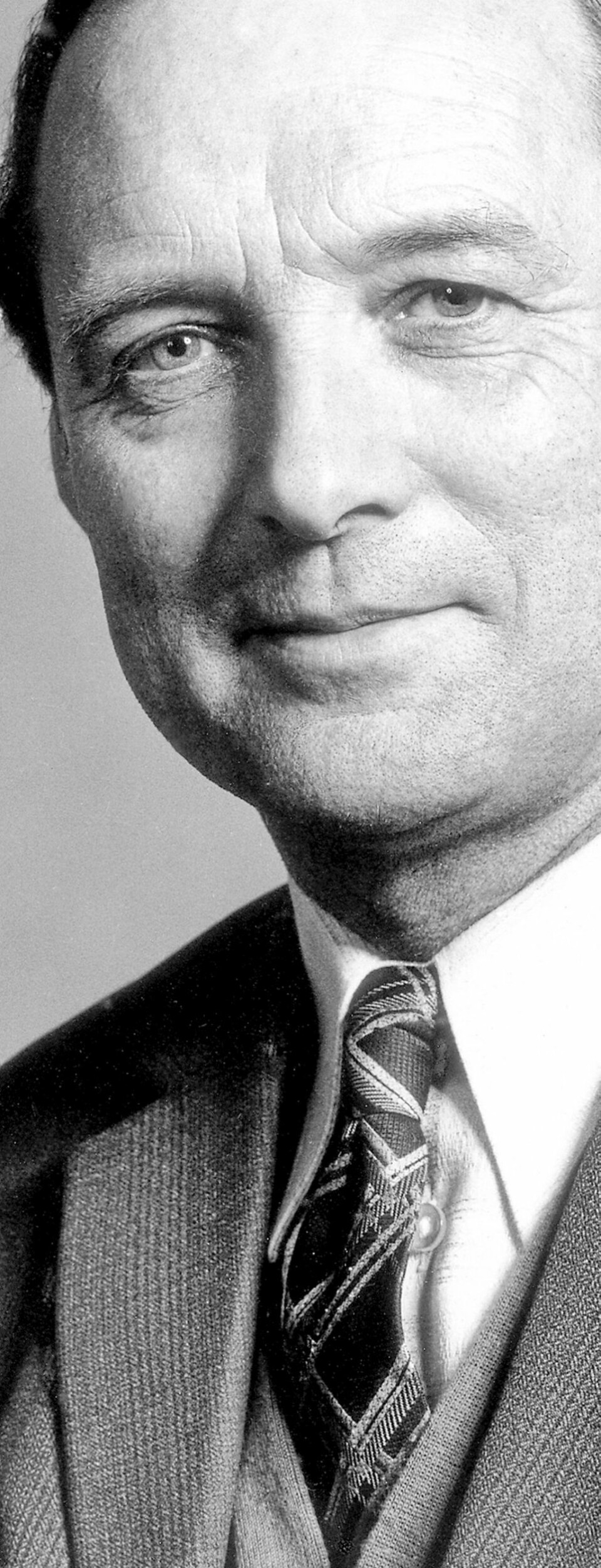 Ingmar Relling
(1920-2002)
Utdannet både interiørarkitekt og møbeldesigner og hans hovedverk, hvilestolen «Siesta» i laminert tre har både en attraktiv form og et teknisk høyt nivå. www.rybo.no