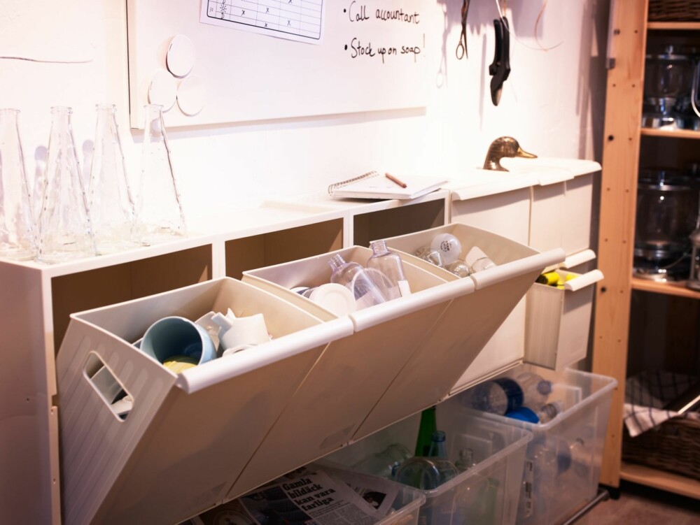 UNDER BENKEN: Et plassbesparende system under benken kan være smart i små boliger. Med dette systemet fra Ikea vippes beholderen ut fra benken.