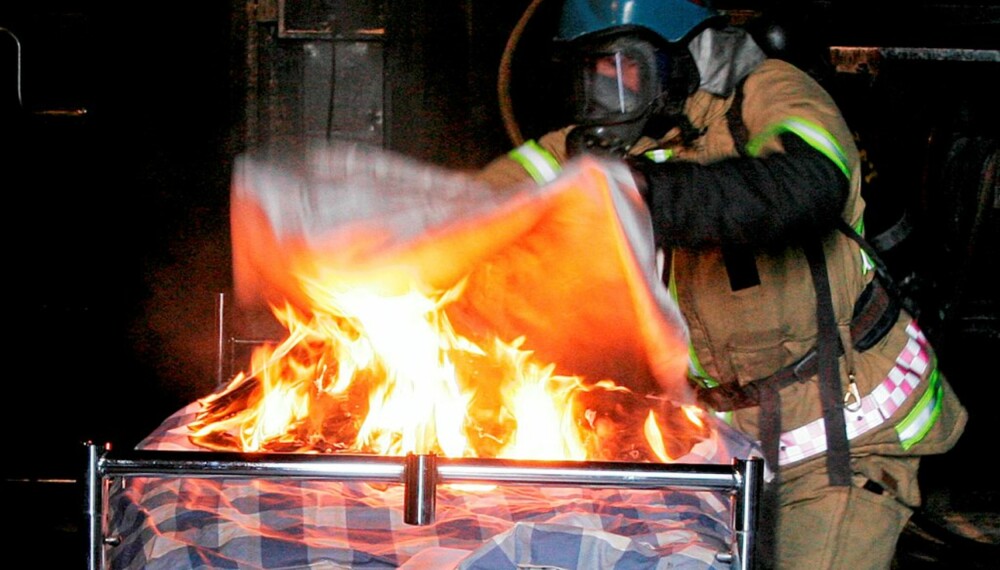 BRANNSLUKKING: Et brannteppe er billig og kan stoppe brannen raskt og effektivt.