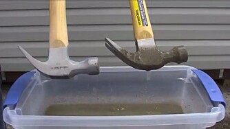 Sement: Begge hammerne er dyppet i våt sement. Den til venstre er impregnert.