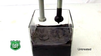 Olje: Begge boltene er dyppet i olje. Den til venstre er impregnert.