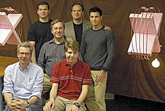GJENNOMBRUDD: Forskergruppen ved MIT som i 2007 demonstrerte trådløs strømoverføring. Her står forskerne mellom strømkilden (t.v.) og strømmottakeren med lysende pære (t.h.). GJENNOMBRUDD: Forskergruppen ved MIT som i 2007 demonstrerte trådløs strømoverføring. Her står forskerne mellom strømkilden (t.v.) og strømmottakeren med lysende pære (t.h.).