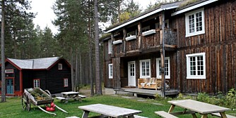GAMMELT: Tømmerbygningen er en del av Hernagtunet, et mini-Maihaugen i Valdres.
