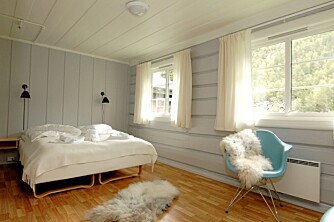 RENOVERT: Soverommene er malt i lysegrått, og har en enkel og dempet stil.