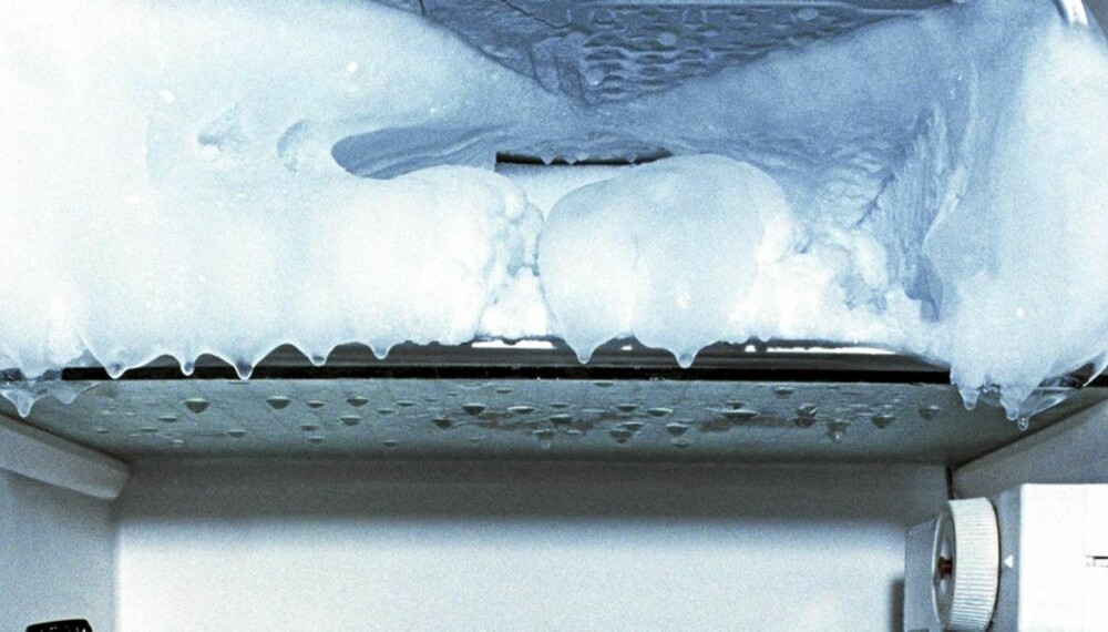 AVISING: Løs is i fryseren ved å sette en kjele med kokende vann i skapet/boksen etetr at strømmen er slått av.
