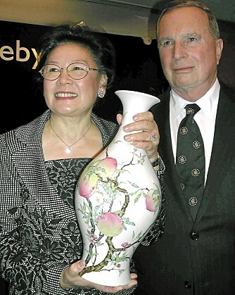 REKORD: Alice Cheng med Qing-vasen som ga prisrekord for Qing-porselen.