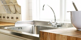 ENKLE TRIKS: Kjøkkenvask med nytt armatur og benkeplate.