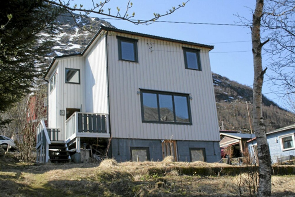 NEST BILLIGST: 150 000 kroner må du ut med for dette huset i Gryllefjord, men det er så pass skadet av råte at du sannsynligvis like så godt kan bygget nytt.