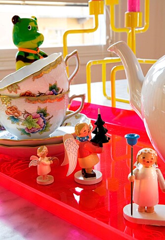 KOPPER OG SMÅ FIGURER: Gamle kaffekoper og små, søte Erzebirge-figurer fra Abeline Interiør gir en spesiell effekt på det neonrosa brettet. KOPPER OG SMÅ FIGURER: Gamle kaffekoper og små, søte Erzebirge-figurer fra Abeline Interiør gir en spesiell effekt på det neonrosa brettet.