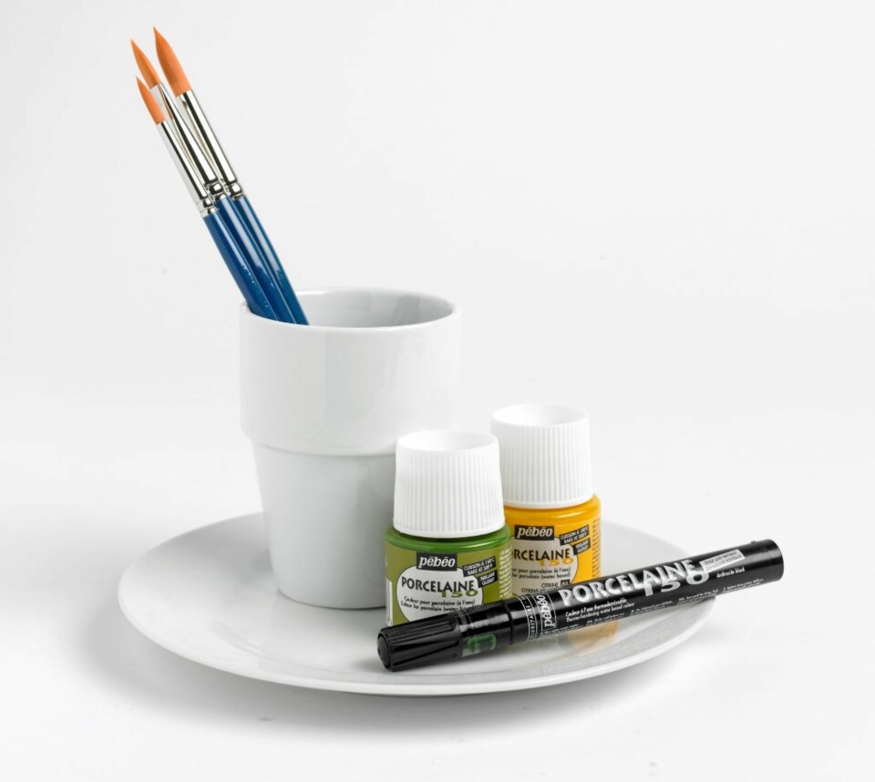 GJØR DET SELV: Med en porselenstusj, gul porselensmaling og pensler forvandles det hvite serviset fra kjedelig til lekent. Kopp, kr 20, asjett, kr 26, maling, kr 29 pr. boks, og tusj, kr 50, alt fra Panduro Hobby.