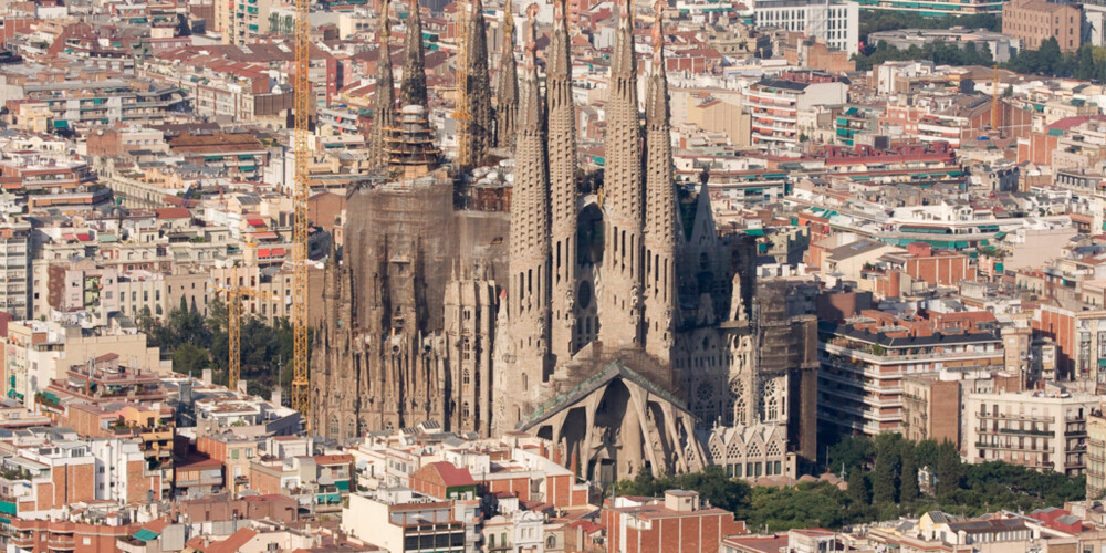 UFERDIG: Gaudis mesterverk, La Sagrada Familie i Barcelona, er fortsatt under konstruksjon. UFERDIG: Gaudis mesterverk, La Sagrada Familie i Barcelona, er fortsatt under konstruksjon.