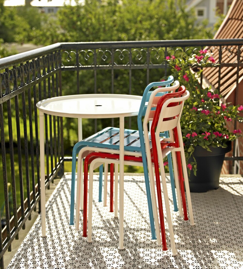 KLASSISK FORM: Utformingen er nøytral, men sterke farger skaper liv og røre. Blankö bord med avtagbar plate (kr 295) og stablebare stoler kr 199, ikea.no.