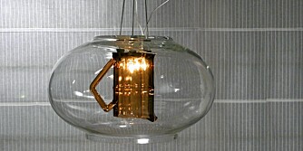SELVLAGET LAMPE: Laget av to stykker glass.