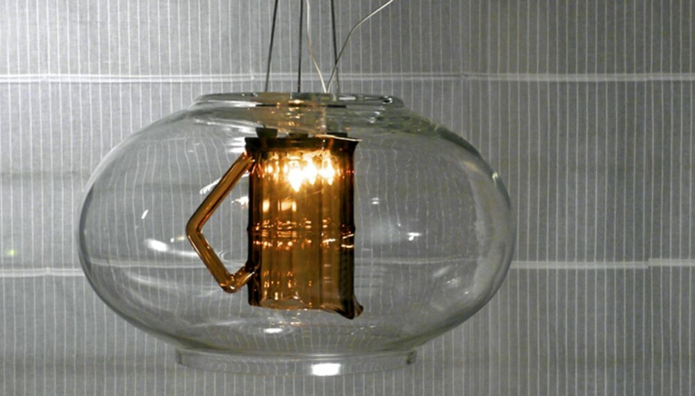 SELVLAGET LAMPE: Laget av to stykker glass.