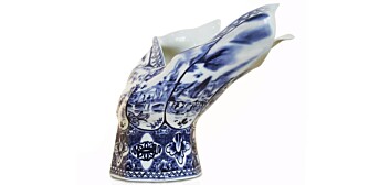 Designbransje i hardt vær. "Blow away vase" ble til ved å digitalisere en ærverdig hollandsk porselensvase av typen Royal Delft og utsette dataanimasjonen for simulert vind. Det endelige resultatet er i ekte porselen. Design ved Front for Moooi.