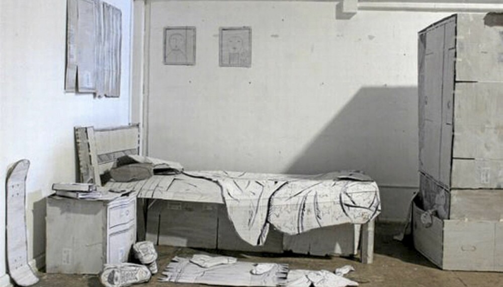 TROVERDIG SOVEROM: Sengen med sengetøyet lett slengt over møbelet, skap, nattbord og til og med et gulvteppe. Alt i papir.