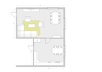 Planløsningen før interiørarkitekten fjernet veggen og omorganiserte innredningen.