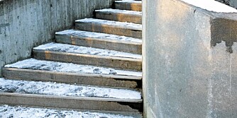 FEI FOR EGEN TRAPP. Det aller beste er å holde snøen unna trappetrinnene. Har isen først lagt seg, er en god spade fin førstehjelp.
