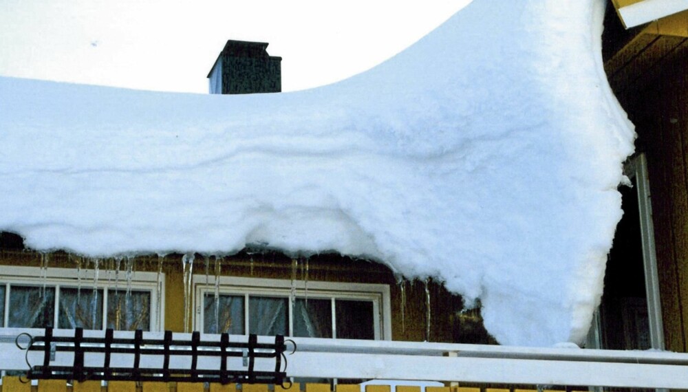 MILDVÆR: Ved væromslag kan smeltende snø skape problemer. Som for eksempel her, ved at snøen glir av taket og forårsaker skader når den faller ned på bakken.