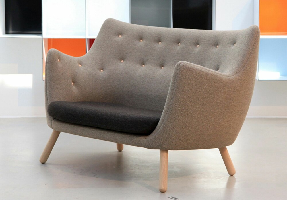 DYR: Poet Sofa designet av Finn Juhl, ben leveres i teak, valnøtt og eik. Stoff farge og type etter ønske, 87 x 136 x 80 cm. Prisen ligger fra ca. kr 58.000, Robert Tandberg.