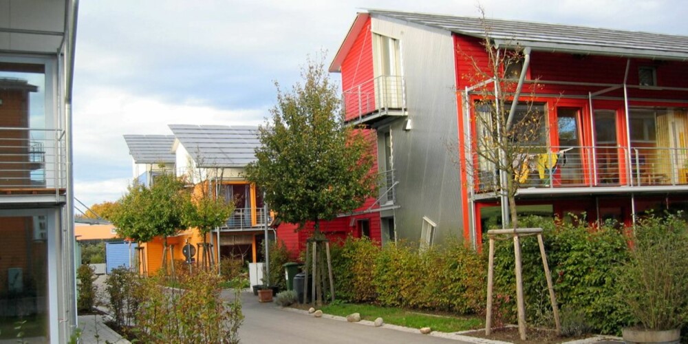 Rekkehusområdet Solarsiedlung i Freiburg, Tyskland. Arkitekt Rolf Disch. Produserer mer energi enn de forbruker.