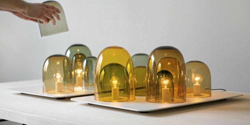 LYSBRETT: Designerne Daniel Rybakken og Andreas Engesvik har sammen laget Light Tray som stiles ut i Milano. En frittstående lyskilde som er i håndblåst farget glass.