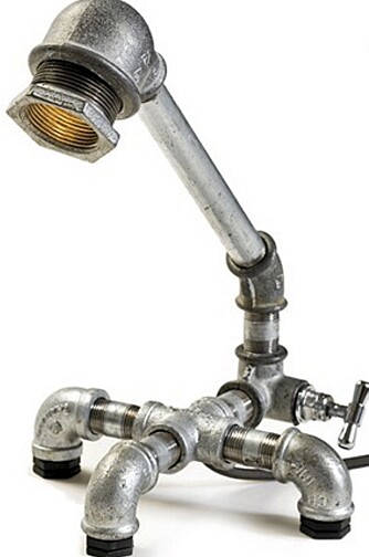 INDUSTRISTIL: Lampen fra Kozo er i industristil. En kontrast til alt det myke og romantiske du finner i mange hjem. Kozo finner du her kozo-lamp.com.