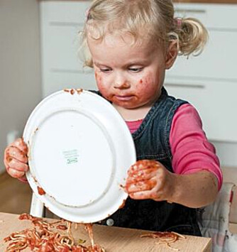 MATGRIS: Alle med småbarn vet at det kan gå hardt utover både møbler og interiør når småen skal spise selv.