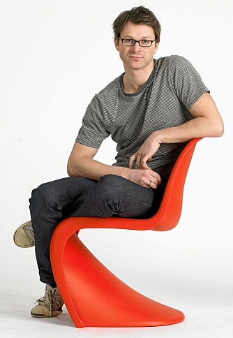 ORIGINALEN: Panton-stolen fra Vitra er favorittstolen til Bonytt-journalist Niklas Hart.