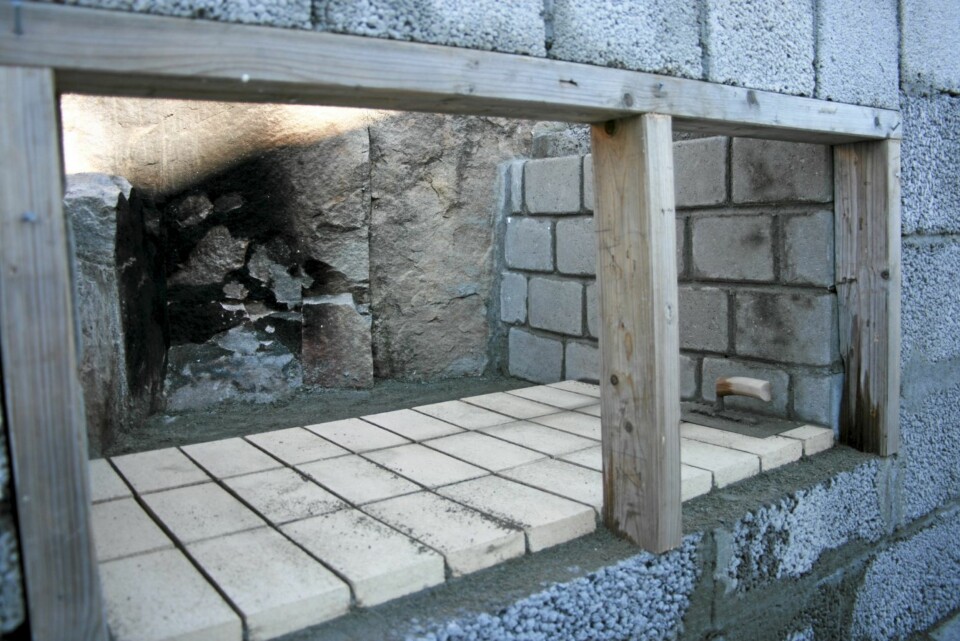 ILDROMMET: Bildet viser hvordan ildrommet er bygget opp av sementstein på sidene og ildfast stein i bunnen