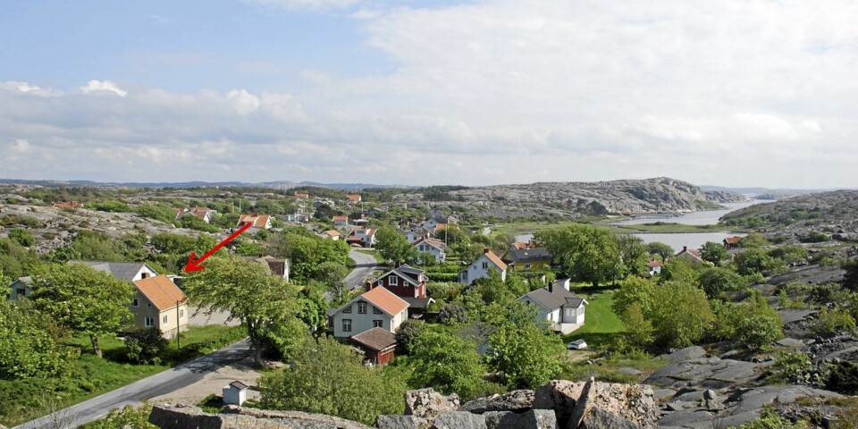 HAMBURGSUND: (Tanum kommune): Fritidshus, 1 ½ plan med kjeller. 4 rom. Boareal 66 kvm. Tomt 1341 kvm. Byggår 1946. Visning: 2/4 kl 15:00-16:00. Takst: 1.125.000 millioner svenske kroner