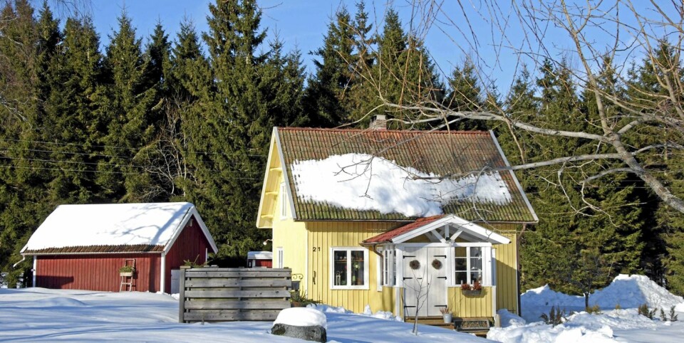 BULLAREN: (Tanum kommune): Fritidshus, 1 ½ plan. 4 rom. Boareal 62 kvm. Tomt 1700 kvm. Byggår 1933. Visning: 1/4 kl 14:00-15:00. Pris 650.000 svenske kroner.