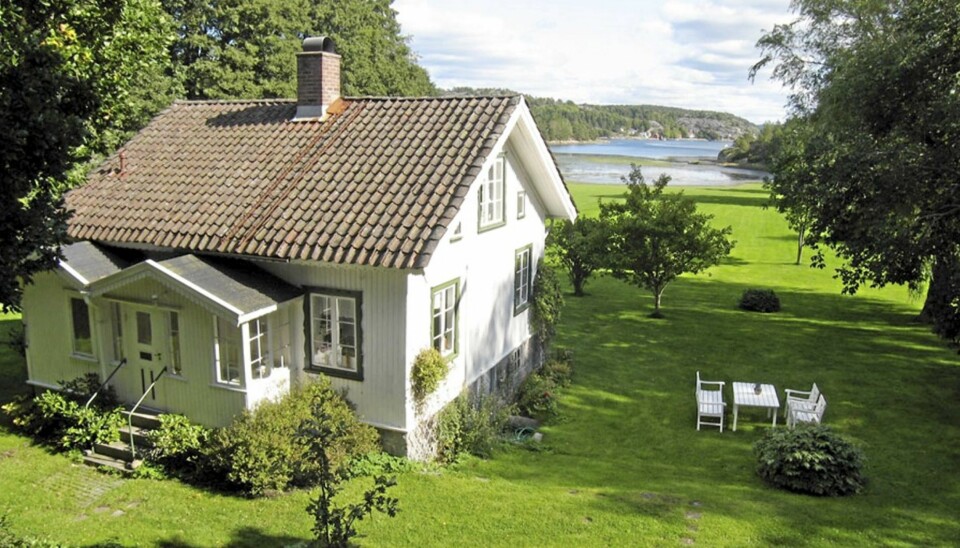 STRØMSTAD: Fritidshus, 1½ etasje med kjeller. 7 rom. Boareal 141 kvm. Tomt 51.000 kvm. Byggeår 1891. Visning: 2/4 kl 11:00-11:45. Pris 14.200.000 millioner svenske kroner.
