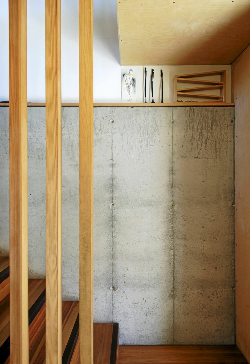 RETT OPP: Trappen leder opp i øverste etasje. Med betong til bakvegg blir den som en skulptur i huset.