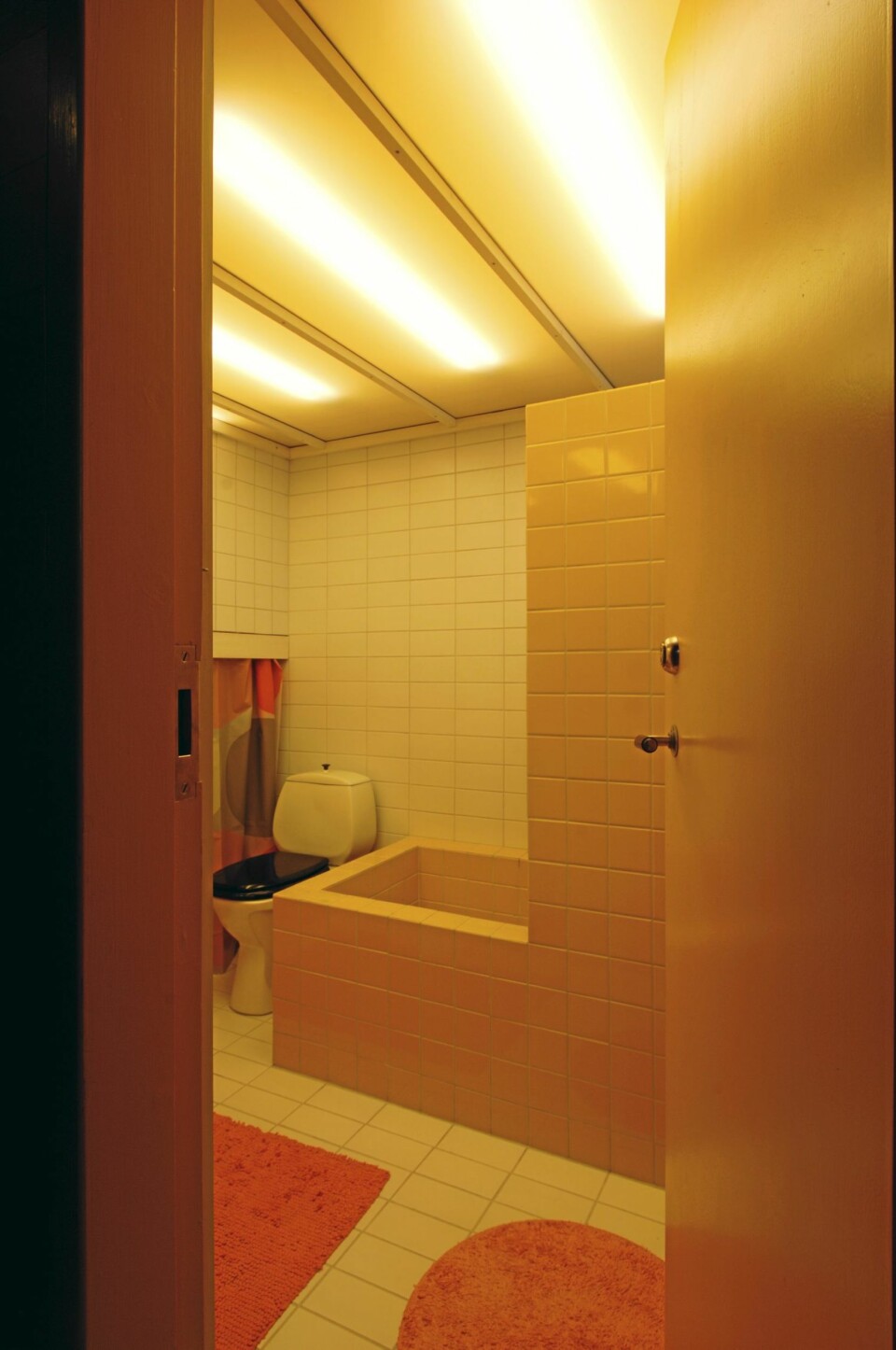 EKSTRA TAKHØYDE: Det lille badet har hevet tak slik at det stikker opp som en kube i allrommet. For å gi økt romfølelse laget arkitekten en lysende himling - over det hele.