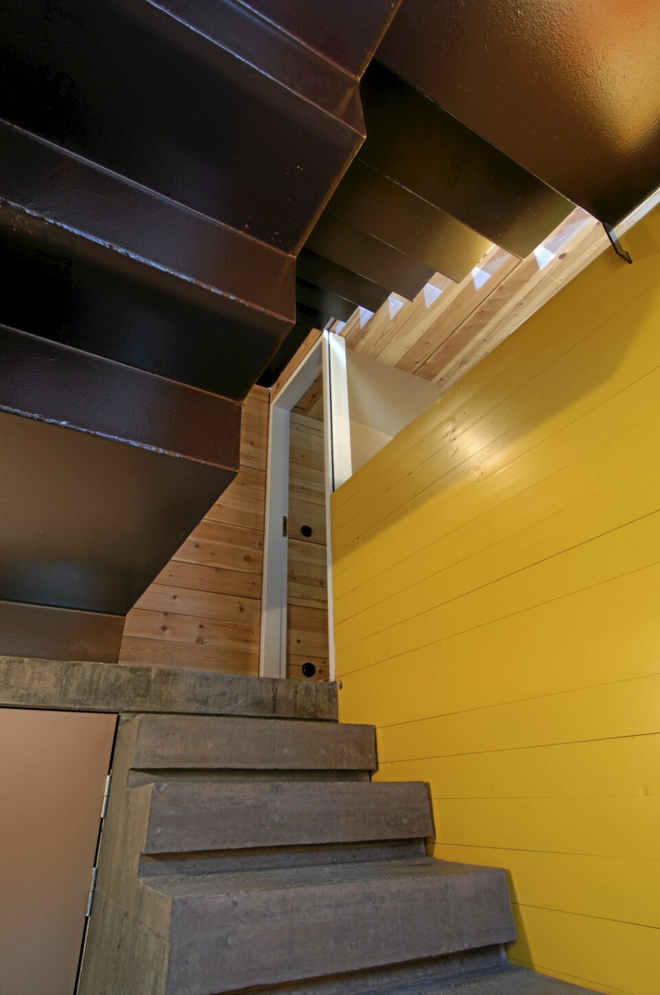 EN OPPTUR: Trappen i det nye trapperommet er en opplevelse. Øverste del av av den selvbærende trappen er laget av tre stålplate- seksjoner. De ble løftet inn og montert på stedet.