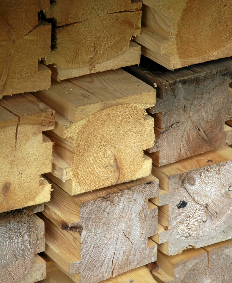 TØMMER TIL BYGGESYSTEM: Arkitekten fikk laget tømmeret til sleppveggen sin hos Materialbanken på Røros.