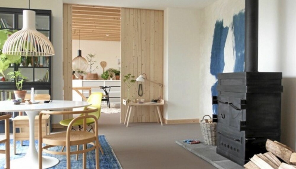 LUFTIG: Den gjennomgående bruken av furu kombinert med hvitt gir boligen et luftig uttrykk.