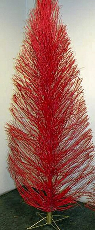 RØDT JULETRE: Hva med en helt annen farge på juletreet? Dette lakkerte treet selges hos Blikkfang.no og koster 962,50 kroner.