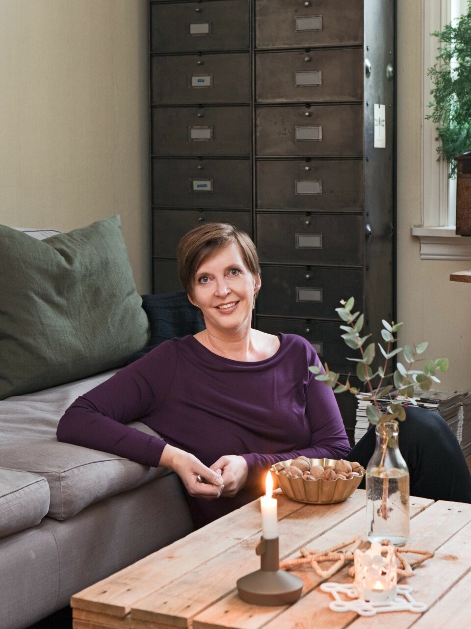 SNART JUL: Når juletre og grønne vekster er i hus, stearinlysene blafrer og den hjemmelagde sjokoladen står klar, blir det jul hos fotograf Trine Thorsen.