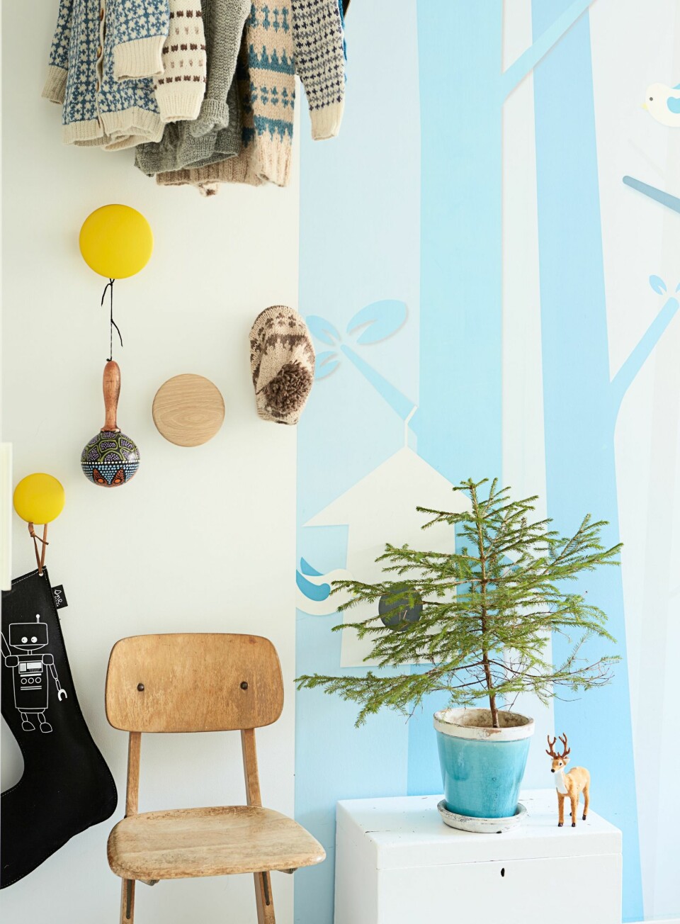 HØYTID: På rommet til Herman er det også jul. Tapetet er fra norske Sne design. Stolen er et bruktfunn, knaggene er fra Muuto. FOTO: Margaret M de Lange