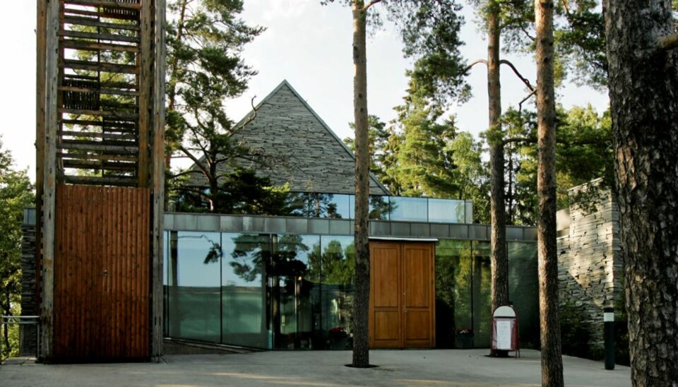 ÅPEN: Mortensrud kirke er bygget i glass, stål, tre og stein, med naturen som del av utsmykningen. Bygget har fått en rekke arkitekturpriser.