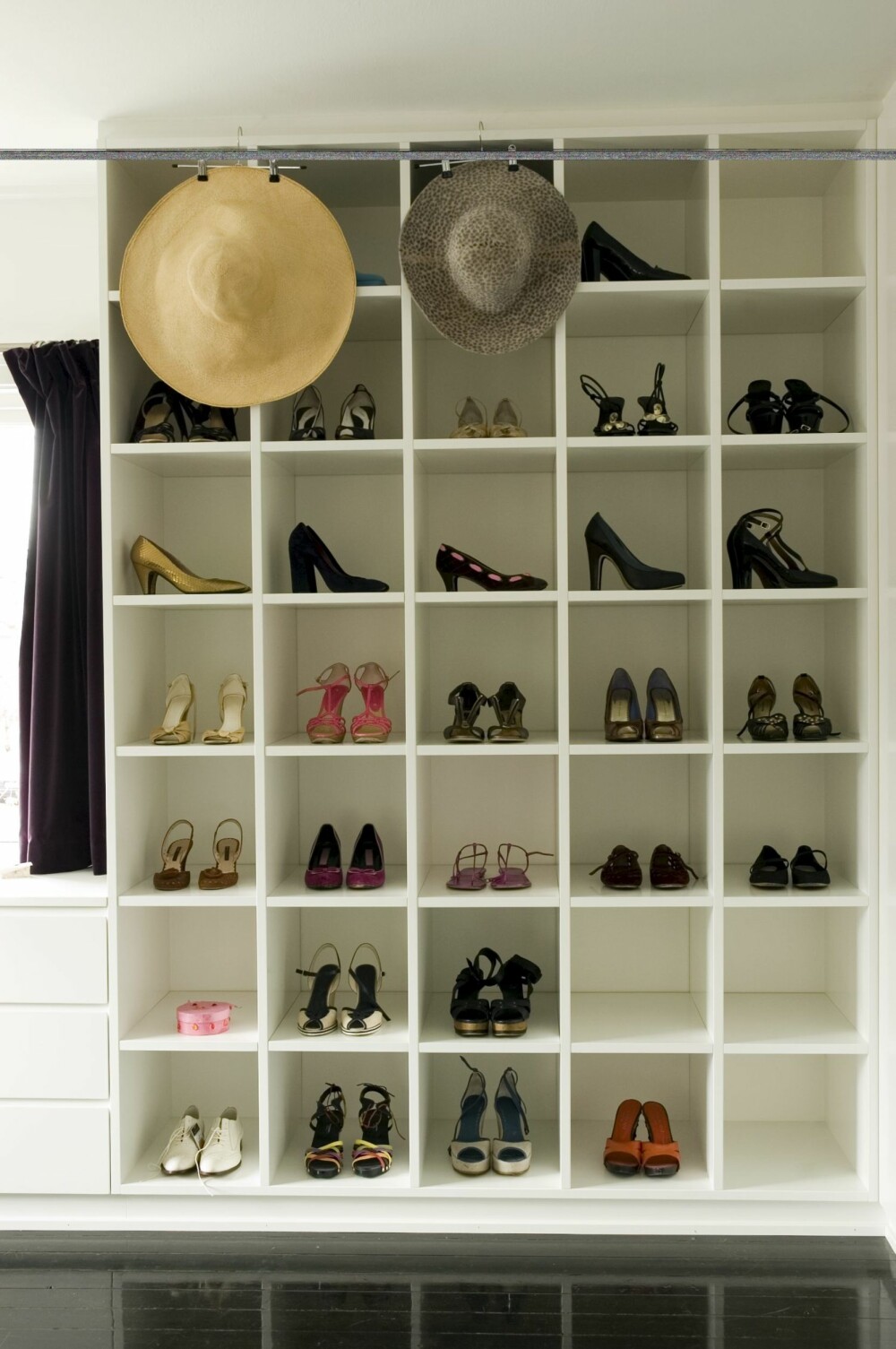 FAST PLASS: Gi skoene et rom hver. Tilsvarende hyller får du på Ikea.
