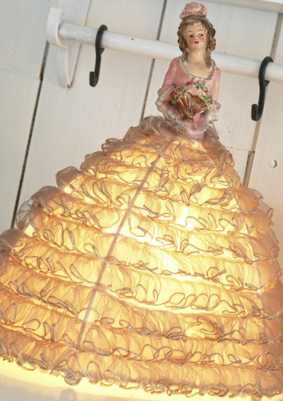 FAVORITTEN: Damen med den lysende kjolen er Karis favorittkjøp.