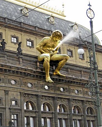 ORGASMEKUNST: Denne statuen ble aldri oppført på Prahas nasjonalteater. Styret fryktet for jobbene sine, om de tillot orgasmestatuetten som skulle sprute ut damp. Foto: <a href="http://www.davidcerny.cz">www.davidcerny.cz</a>