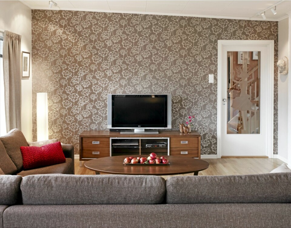 BLOMSTERVEGG. Tapet fra Marathon Design. Tv-en står der sofaen sto før. Skjenk fra Møbelringen.